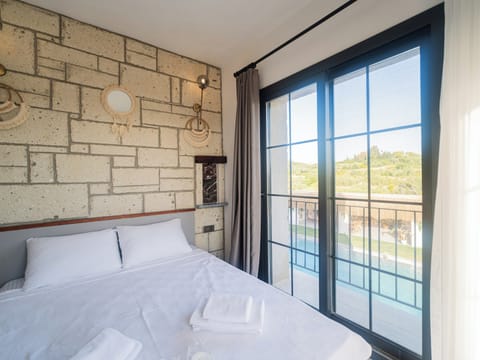 Standard Room, Balcony | Premium bedding, minibar, iron/ironing board, free WiFi