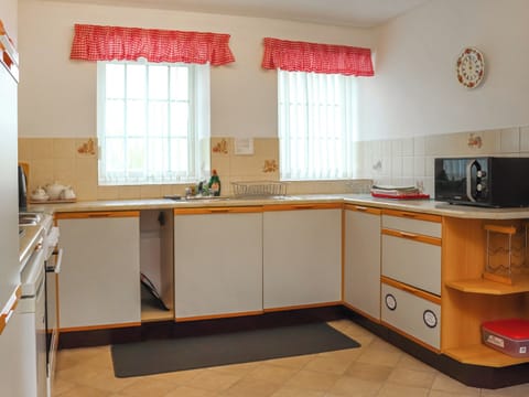 Kitchen | Penlon Cottage, Trefor, Near Caernarfon