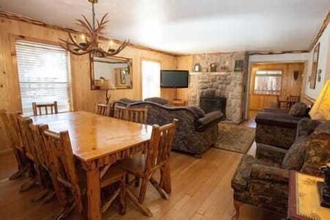 Guests love the large dining table that seats 8 and rustic cabin vibes of the living room. The fireplace is wood burning. Guests provide their own wood,
(Fireplace temporarily unavailable until Nov 16th)