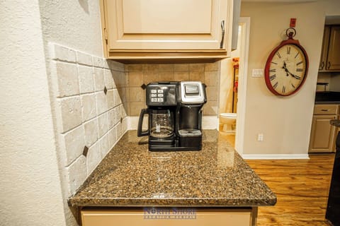 Coffee Bar with Regular & Keurig Machine