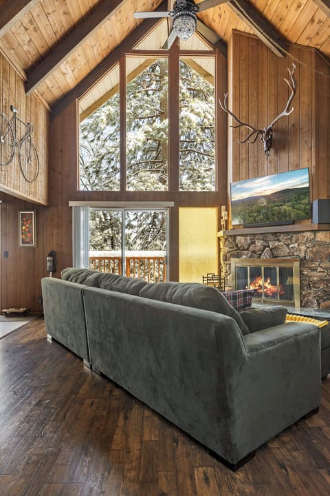 Cozy up in the livingroom with a wood-burning fireplace and forest views outside