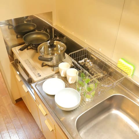 Basic Double Room, Non Smoking, Kitchen (801) | Private kitchen | Fridge, microwave, stovetop, cookware/dishes/utensils