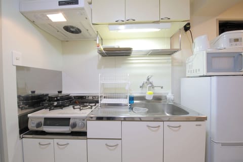 Basic Double Room, Non Smoking, Kitchen (701) | Private kitchen | Fridge, microwave, stovetop, cookware/dishes/utensils