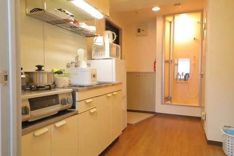 Basic Double Room, Non Smoking, Kitchen (801) | Private kitchen | Fridge, microwave, stovetop, cookware/dishes/utensils