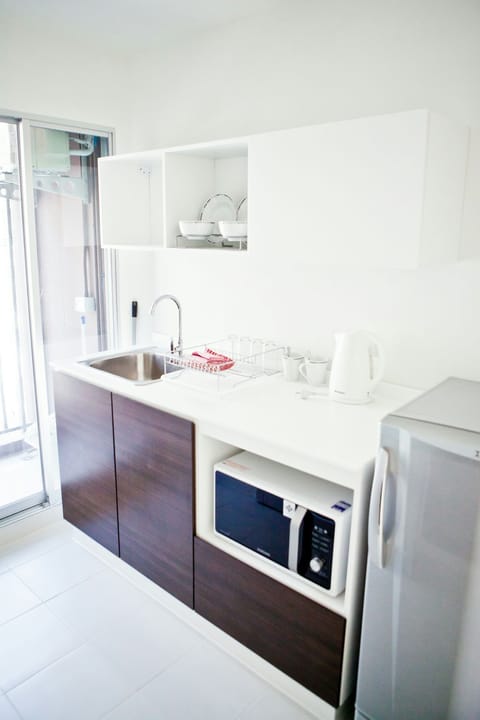 Studio, 1 Double Bed | Private kitchenette | Full-size fridge, microwave, coffee/tea maker, cookware/dishes/utensils