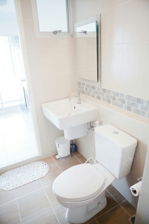 Studio, 1 Double Bed | Bathroom | Shower, free toiletries, hair dryer, towels