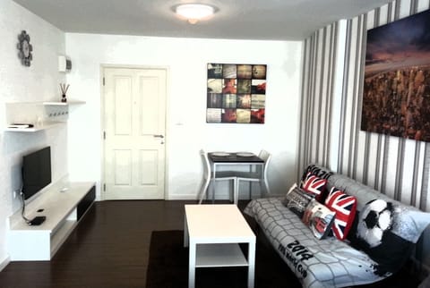 Studio, 1 Double Bed | Living area | 32-inch flat-screen TV with cable channels, TV