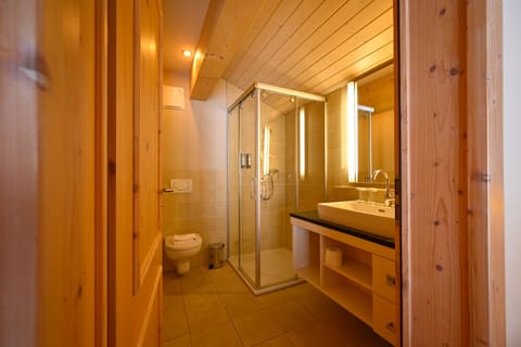 Superior Suite, 2 Bedrooms, Balcony, Mountain View (Eiger) | Bathroom | Combined shower/tub, free toiletries, hair dryer, bathrobes