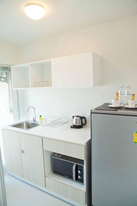Studio, 1 Double Bed | Private kitchenette | Full-size fridge, microwave, coffee/tea maker, cookware/dishes/utensils