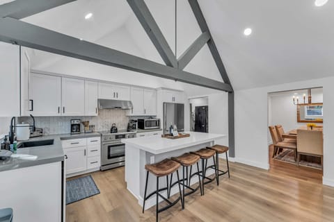 Kitchen: Brand-new appliances, bar seating for 4, drip coffee maker, blender, cookware