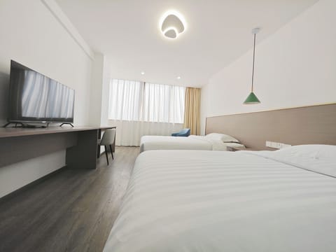 Premier Twin Room | Iron/ironing board, free WiFi, bed sheets