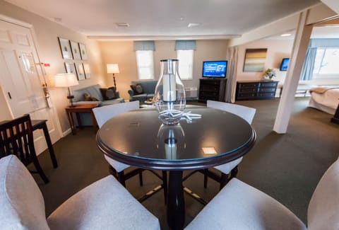 Standard Suite, 2 Queen Beds, Non Smoking, Harbor View | In-room dining