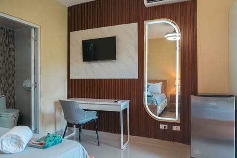 Comfort Room | Bathroom | Shower, rainfall showerhead, free toiletries, hair dryer