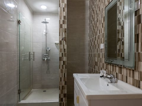 Comfort Room | Bathroom | Shower, rainfall showerhead, free toiletries, hair dryer