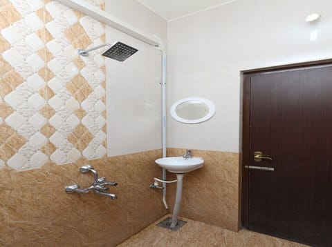 Deluxe Triple Room, City View | Bathroom