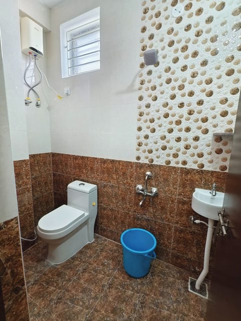 Deluxe Triple Room, City View | Bathroom