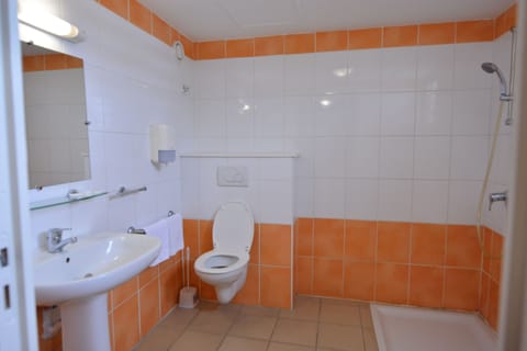 Basic Single Room, 1 Bedroom | Bathroom | Shower, free toiletries, hair dryer, towels