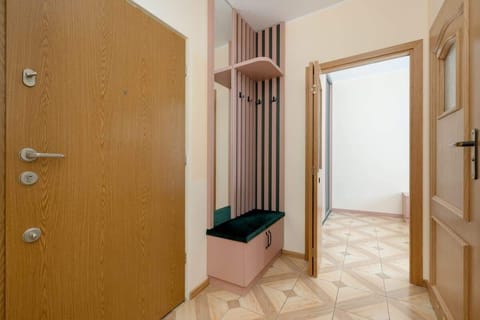 The well-designed entrance area with a bench and hooks helps keep things organized from the moment you arrive.