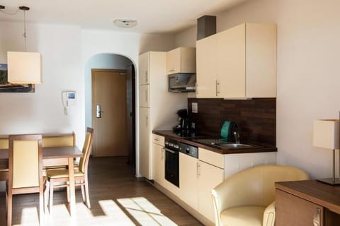 Zwei Zimmer Apartment Superior | Private kitchen | Fridge, microwave, stovetop, dishwasher