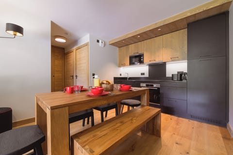 3 rooms 6 people | Private kitchen | Fridge, microwave, oven, stovetop