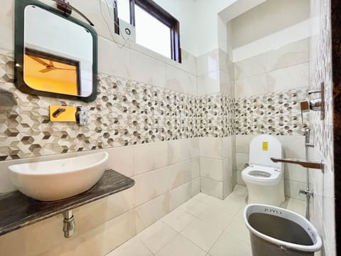 Deluxe Triple Room | Bathroom | Shower, hydromassage showerhead, designer toiletries, bidet