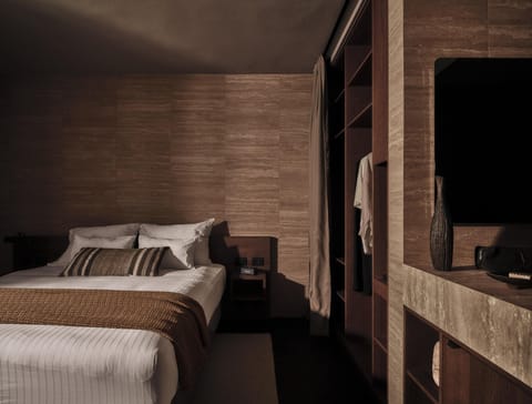 Hypo-allergenic bedding, minibar, in-room safe, iron/ironing board