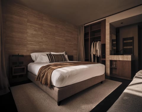 Hypo-allergenic bedding, minibar, in-room safe, iron/ironing board