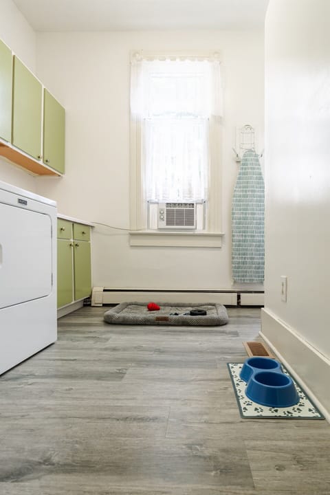 Laundry Room (pet friendly)