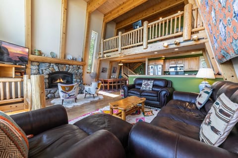 The open layout of the shared living space keeps your group connected and offers views of the lake from all around.