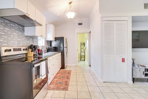 House (1 Bedroom) | Private kitchen | Microwave, oven, stovetop, cookware/dishes/utensils