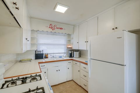 House (2 Bedrooms) | Private kitchen | Microwave, oven, stovetop, paper towels