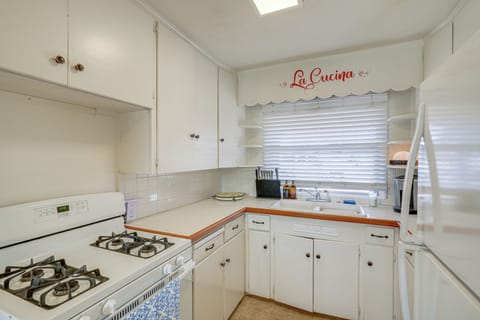 House (2 Bedrooms) | Private kitchen | Microwave, oven, stovetop, paper towels