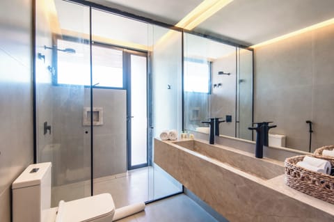 Deluxe Suite | Bathroom | Shower, rainfall showerhead, hair dryer, bathrobes