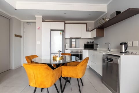 Luxury Apartment, City View | Private kitchen