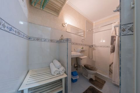 Classic Room, 1 Queen Bed, Private Bathroom, Ground Floor | Bathroom | Combined shower/tub, hair dryer, towels, soap