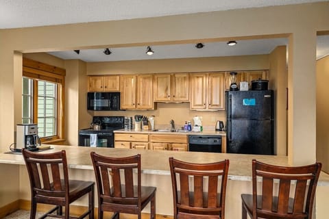 Condo, 1 Bedroom | Private kitchen | Fridge, oven, coffee/tea maker, toaster