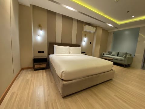 Premier Room | In-room safe, desk, laptop workspace, iron/ironing board