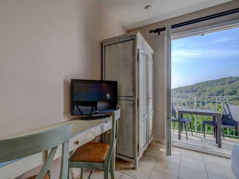 Studio, Balcony (2 people) | Living area | 32-inch flat-screen TV with digital channels, TV