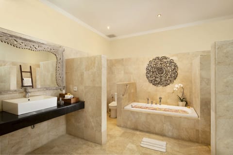 Separate tub and shower, deep soaking tub, free toiletries, hair dryer