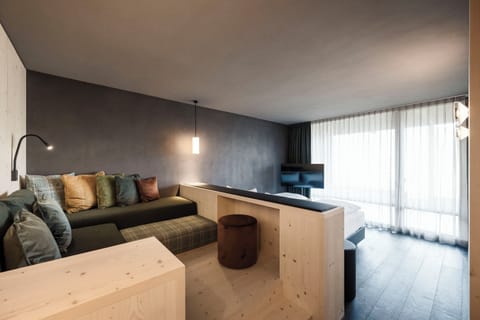 Egyptian cotton sheets, premium bedding, down comforters, minibar