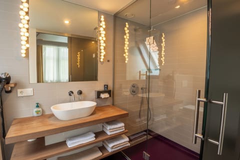 Deluxe Triple Room, Private Bathroom, City View | Bathroom | Shower, free toiletries, hair dryer, towels