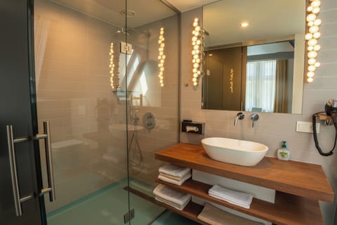 Deluxe Triple Room, Private Bathroom, City View | Bathroom | Shower, free toiletries, hair dryer, towels