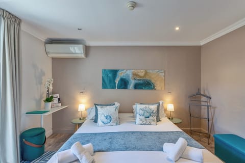 Panoramic Double Room, Private Bathroom, Courtyard View (Riviera terrasse vue fontaine) | Iron/ironing board, free WiFi