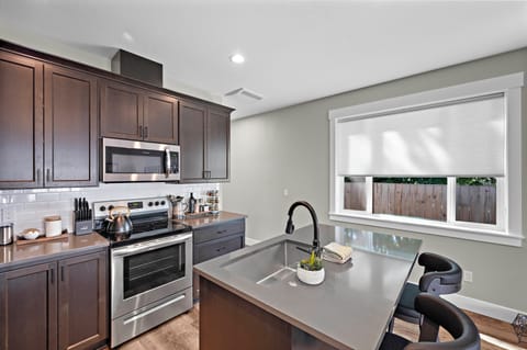 Kitchen Island - Seats 2