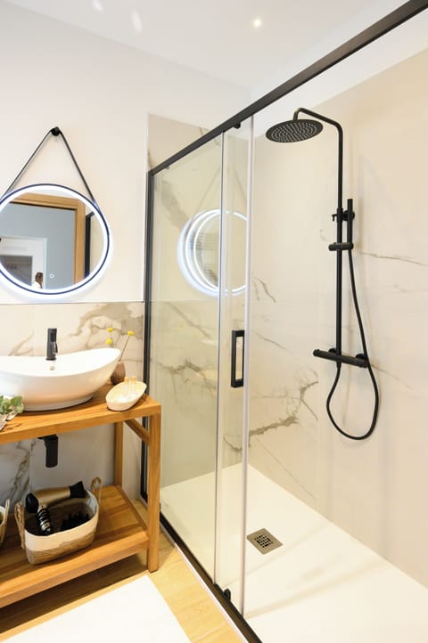 Deluxe Double Room | Bathroom | Hair dryer, slippers, towels, soap