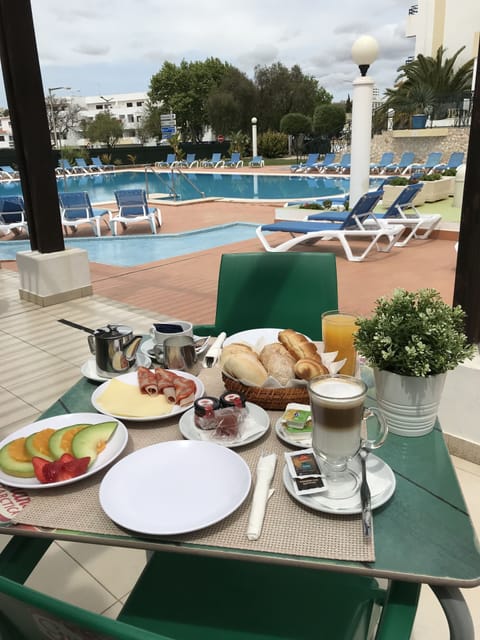 Daily continental breakfast (EUR 10.00 per person)