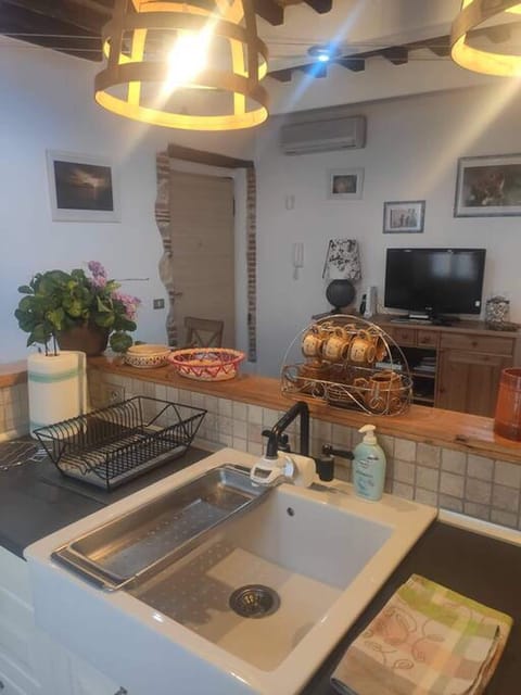 Apartment, 2 Bedrooms, Balcony, Garden View | Living room | Books