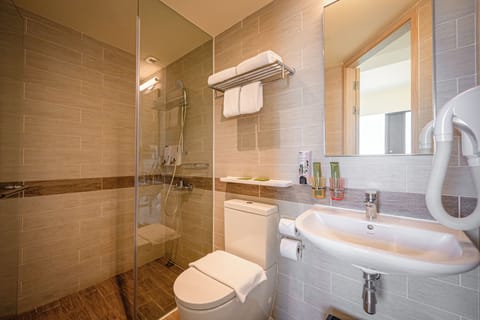 Premier Room | Bathroom | Shower, hair dryer, towels