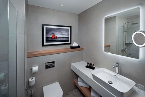 Standard Room, Non Smoking | Bathroom | Shower, rainfall showerhead, free toiletries, hair dryer