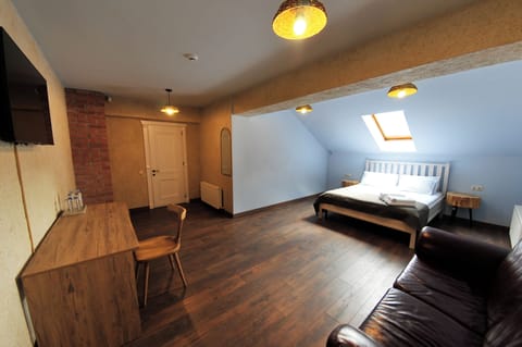 Superior Loft | Desk, free WiFi, bed sheets